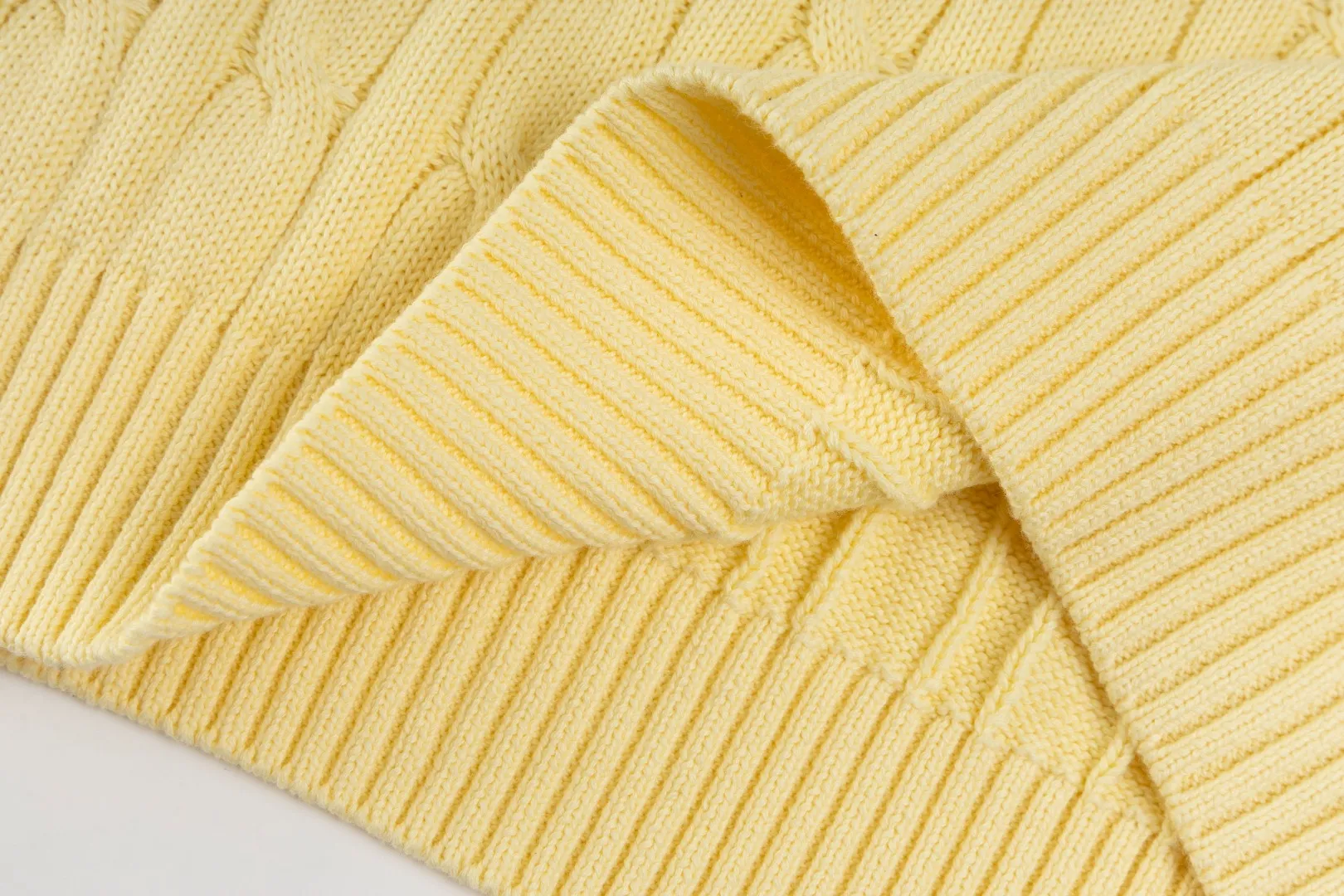 P236 #R84 RALPH LAUREN Six-color classic hooded twist pullover sweater with high-density LOGO embroidery on the chest and original custom-made tag accessories. Made of pure cotton yarn, pure cotton is skin-friendly and comfortable, small label war horse embroidered twist hooded sweater 🐎 high quality, follow the blogger to learn how to wear it! Let’s buy a Ralph Lauren cable sweater. It’s a super hard-to-find series after it became popular. It’s hard to find one on the official website. It’s simple and practical to wear, with a lazy and loose feel. The thickened fabric has more texture, feels soft and delicate, and has a loose fit. Whether worn alone or layered, you can wear different styles of fashion with just one piece!   Size: S M L
